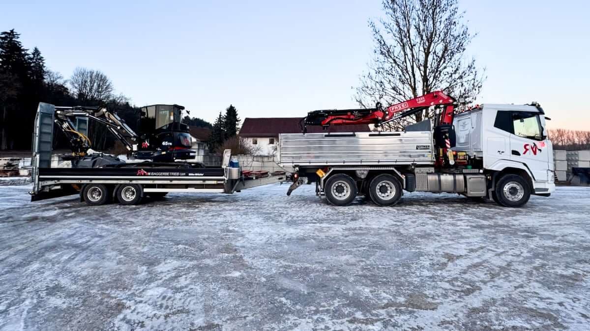 LKW beim Transport von Erdaushub auf einer Baustelle in Freising