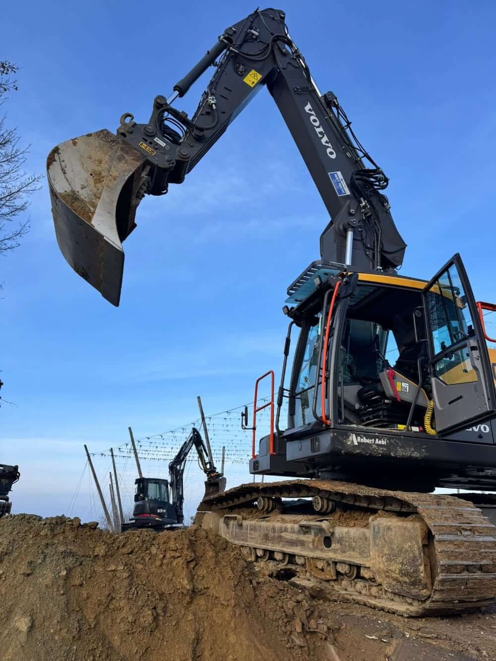 Kettenbagger bei Erdarbeiten und Planierung einer Baufläche im Raum Freising