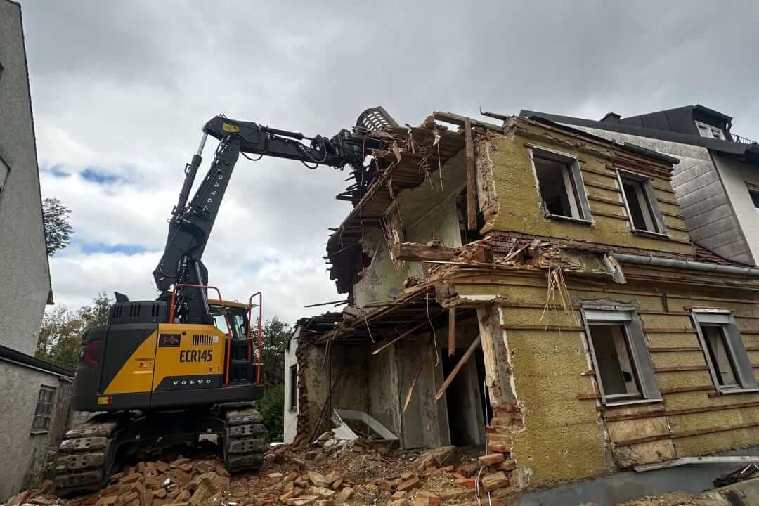 Rückbau eines Bestandsgebäudes mit Bagger in Freising