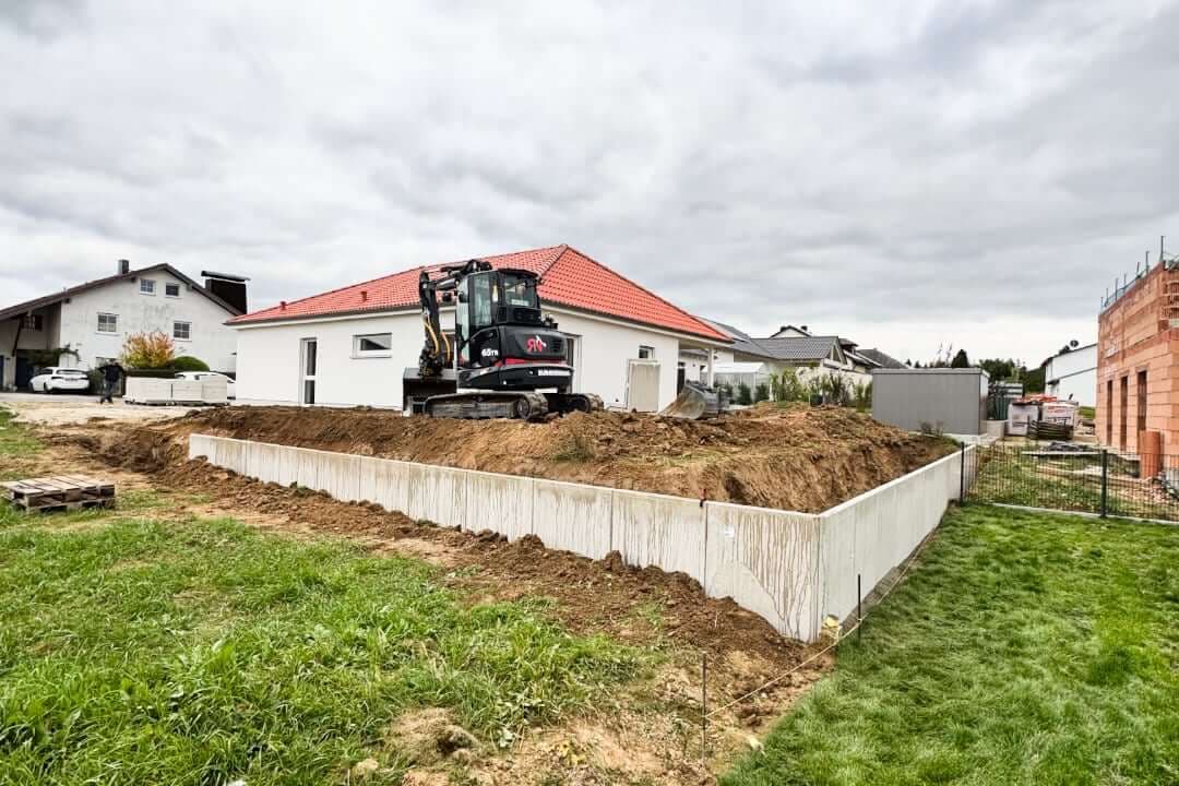 Hangbefestigung mit Betonstützwand auf Baustelle in Freising